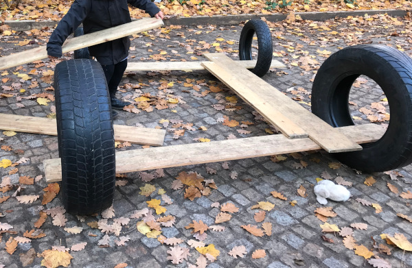 Bewegungsbaustelle: Reifen und Bretter werden zu einem Balance-Parcours