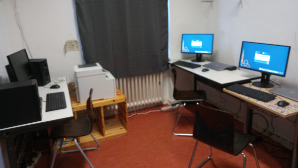 Neu eingerichtete Computer-Ecke mit drei Arbeitsstationen für mobile Lerncomputer